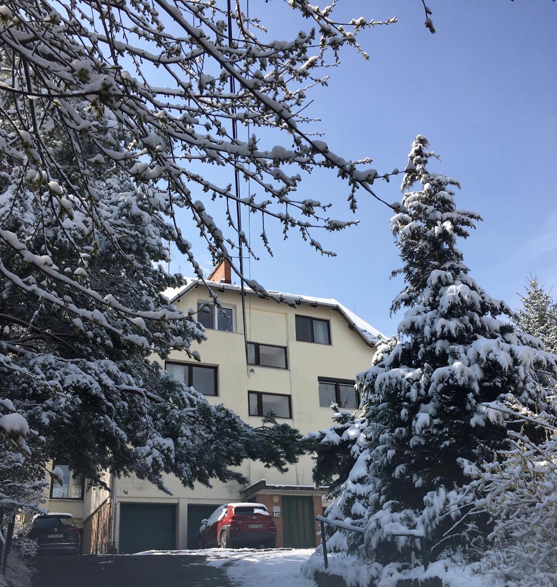 Romantic Two Bedroom Apartments In The Hills Of Budapest With Private Parking Budapeste Exterior foto